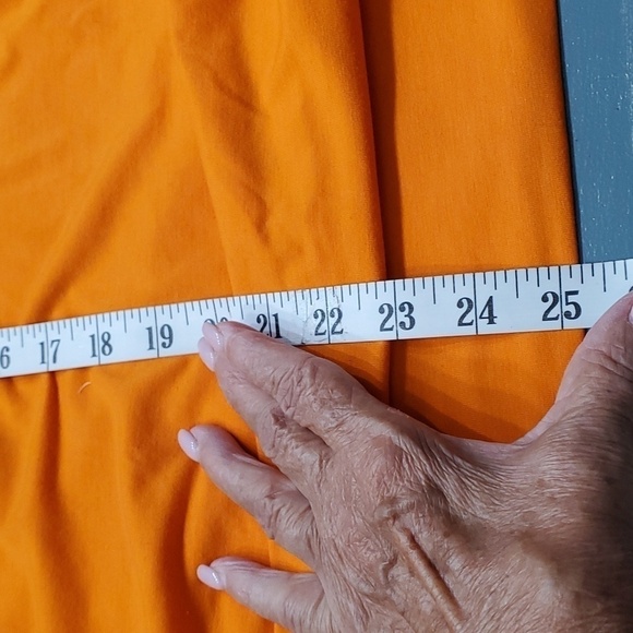 PETER NYGARD, Orange top. Size large Raglan sleeves. Very flattering style. - Picture 10 of 11